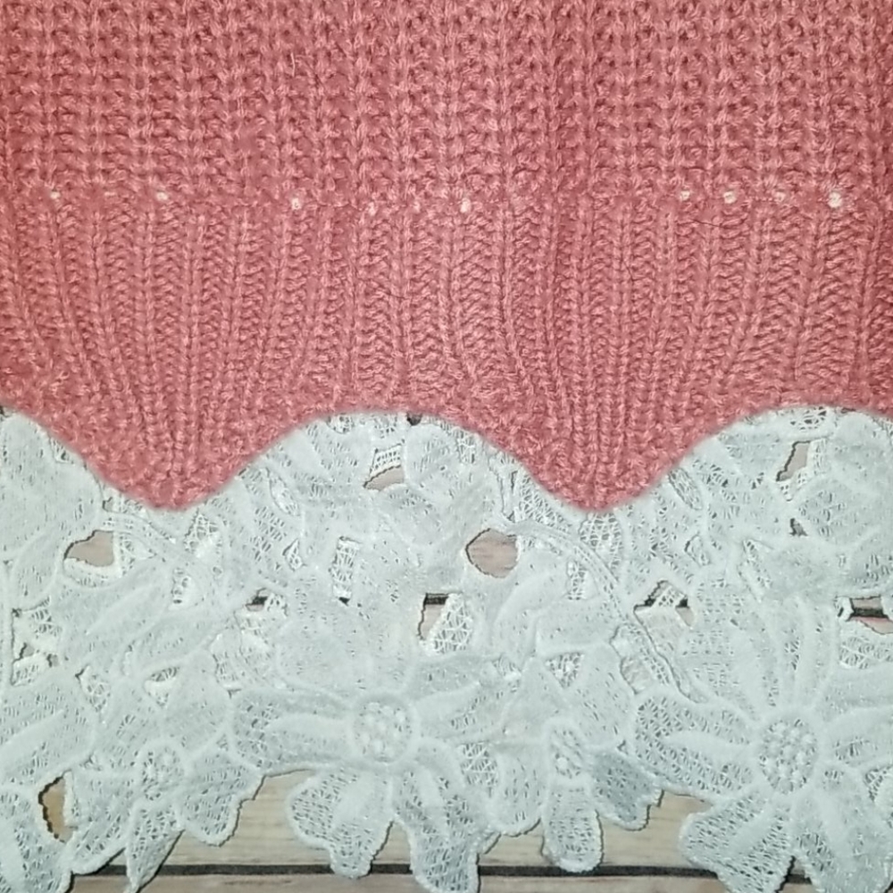 Kye Mi Sweater Knit top with lace trim - Picture 2 of 3